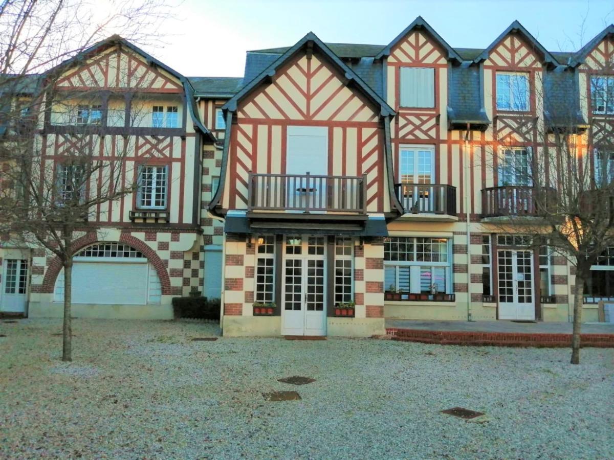 Le Petit Cabourg De La Cour Normande Studio Coeur De Ville -1 A 2 Personness Exterior photo
